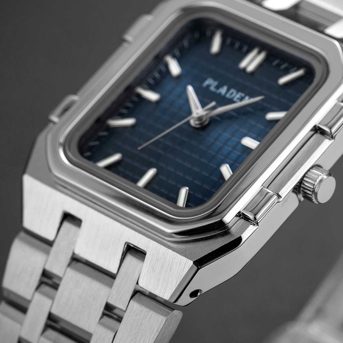 العلامة التجارية الفاخرة الأزر - مراجعة Luxury Watch Magazine وسعره